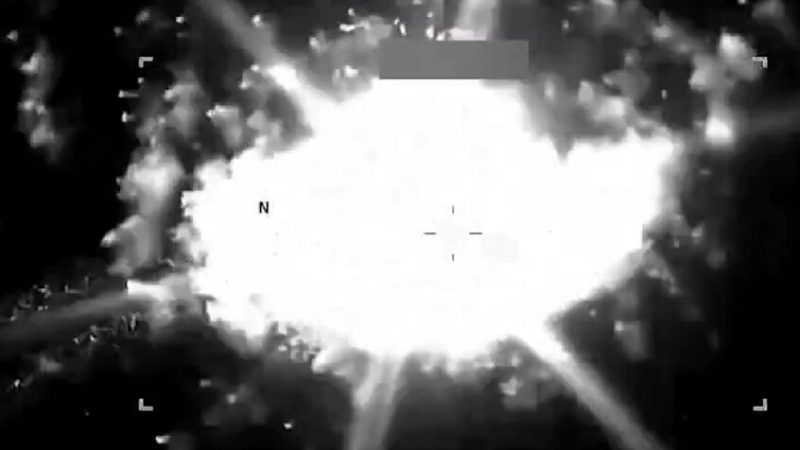 القوات الأمريكية تشن غارة على سفينة يشتبه في “تهريبها للمخدرات” وتقتل ثلاثة أشخاص (فيديو)