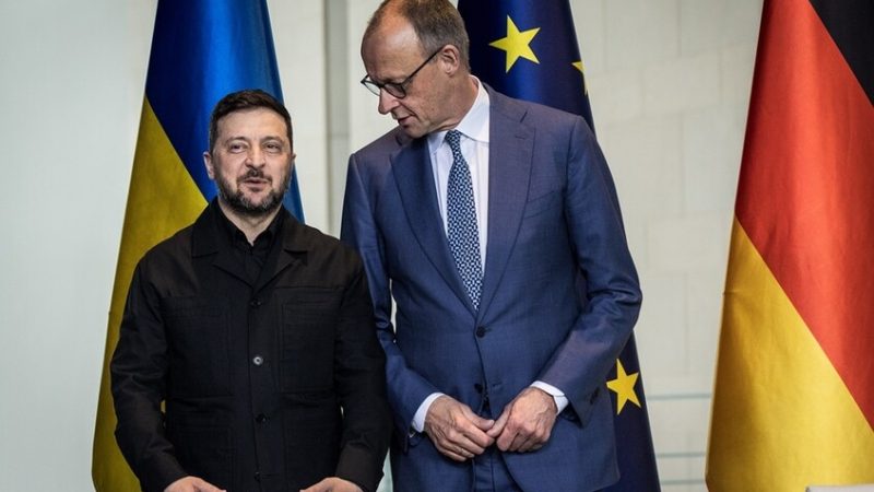 سياسية ألمانية: نتائج لقاء ميرتس وزيلينسكي تنذر بكارثة مروعة