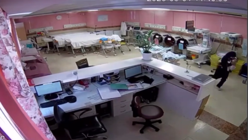 فيديو يحبس الأنفاس.. ممرضة إيرانية تنقذ الرضع وسط قصف أمريكي إسرائيلي