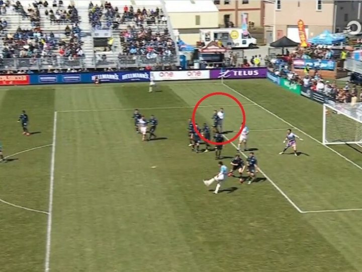 شاهد.. أول هدف بعد اعتماد قاعدة “فينغر”