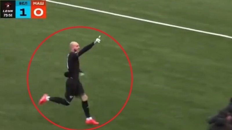 من مسافة 100 متر.. حارس مرمى يسجل هدفا رائعا ويخرج من الملعب للاحتفال مع والدته