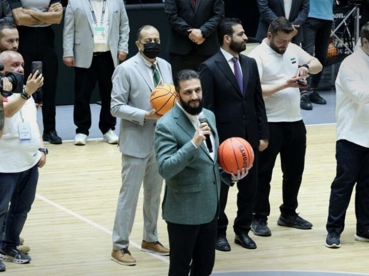 الرئيس السوري المؤقت يلعب كرة السلة (فيديو)