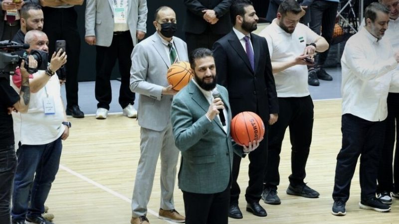 الرئيس السوري المؤقت يلعب كرة السلة (فيديو)