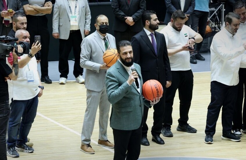 الرئيس السوري المؤقت يلعب كرة السلة (فيديو)