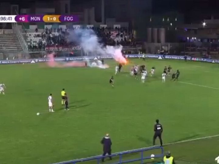 شاهد.. هروب اللاعبين بعد اقتحام ملثمين أرض الملعب (فيديو)