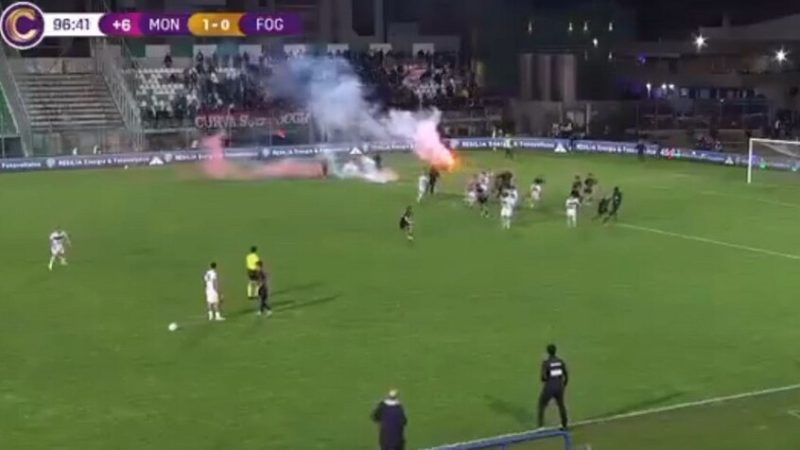 شاهد.. هروب اللاعبين بعد اقتحام ملثمين أرض الملعب (فيديو)