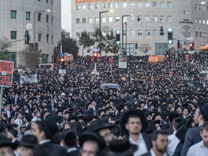 حين يتحول الرمز إلى ساحة صراع يهدد الوجود.. لماذا يمزق إسرائيليون علم إسرائيل؟ (فيديو)