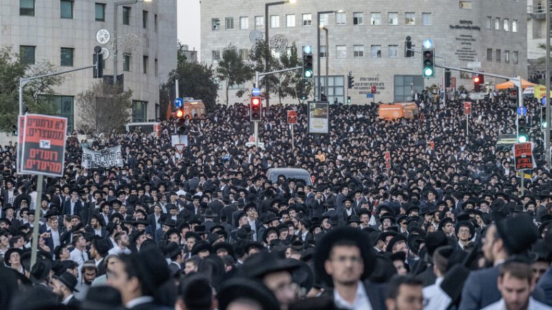 حين يتحول الرمز إلى ساحة صراع يهدد الوجود.. لماذا يمزق إسرائيليون علم إسرائيل؟ (فيديو)