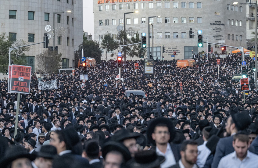 حين يتحول الرمز إلى ساحة صراع يهدد الوجود.. لماذا يمزق إسرائيليون علم إسرائيل؟ (فيديو)