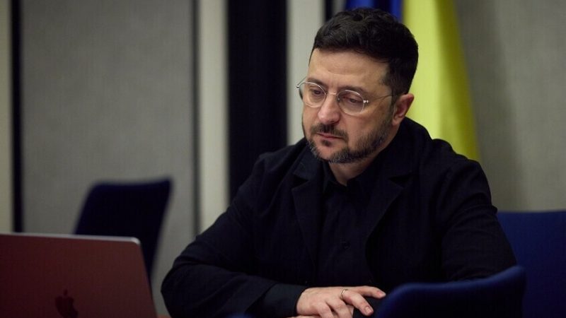 زيلينسكي يطالب الاتحاد الأوروبي بوقاحة بأمر غير قابل للتحقيق