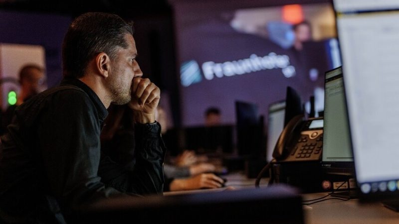 بوليتيكو: الاستخبارات البريطانية تخشى اختراقها من مئات الدول