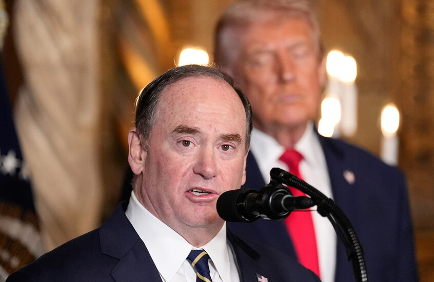 تزامنا مع حصار إيران.. استقالة وزير البحرية الأمريكي بسبب توتر متصاعد في البنتاغون وخلاف مع هيغسيث