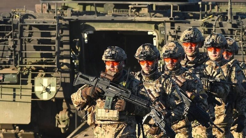 وزير الدفاع الألماني: قد لا نتوقف عند تجنيد 460 ألف عسكري