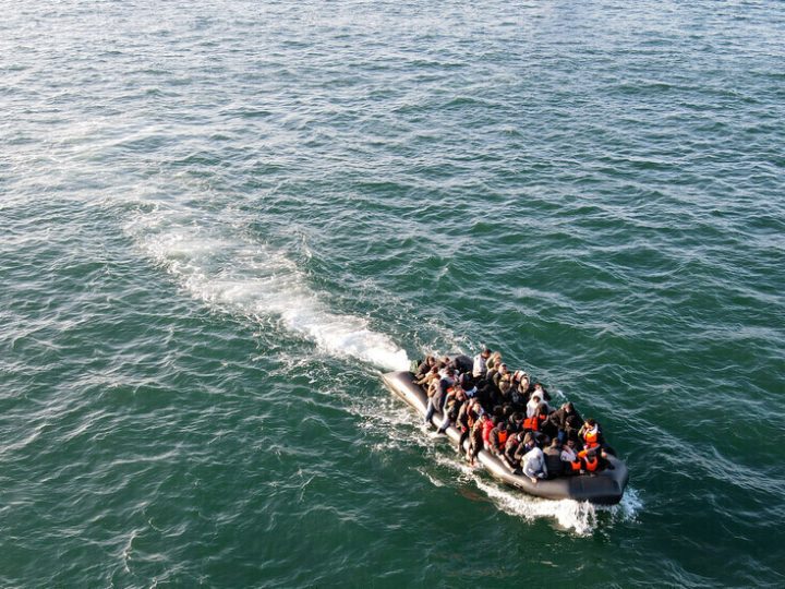 فرنسا وبريطانيا تبرمان اتفاقا تاريخيا لمكافحة الهجرة غير الشرعية عبر المانش