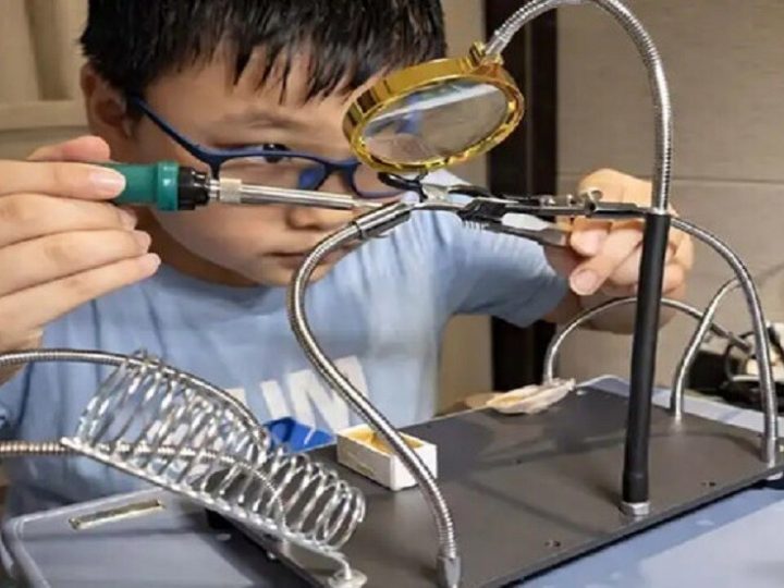 شغف الطيران يقود طفلا صينيا لتجربة تصميم محرك طائرة في المنزل