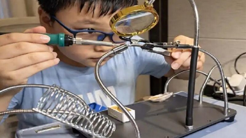 شغف الطيران يقود طفلا صينيا لتجربة تصميم محرك طائرة في المنزل