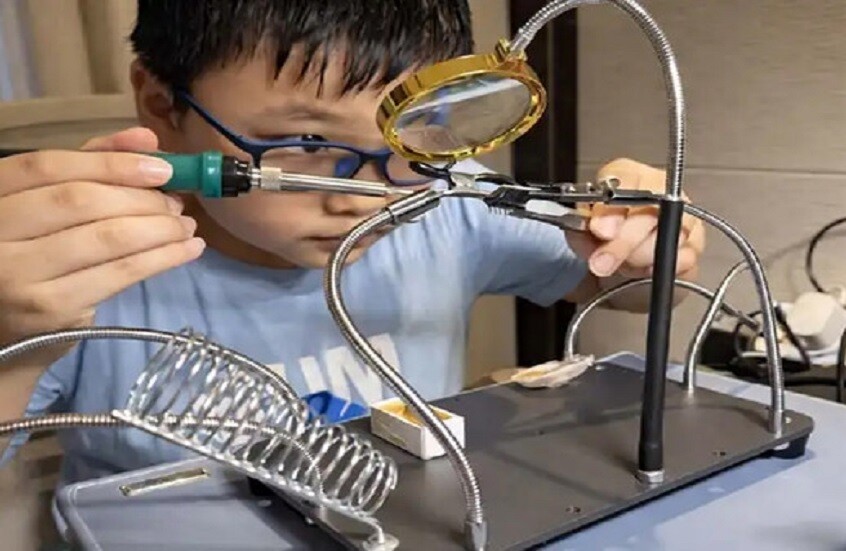 شغف الطيران يقود طفلا صينيا لتجربة تصميم محرك طائرة في المنزل