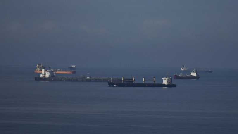 “رويترز”: النفط الإيراني يكسر الحصار الأمريكي ويمر عبر مضيق هرمز