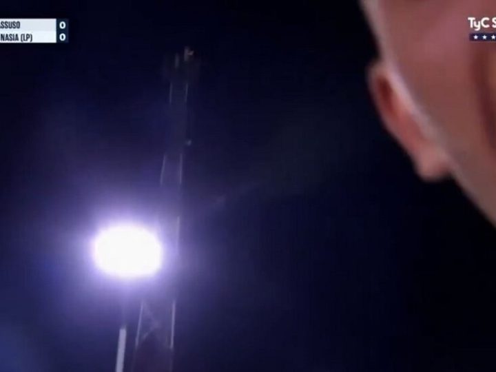 جنون الملاعب.. مشجع يخطف الكاميرا خلال بث مباشر لمباراة (فيديو)