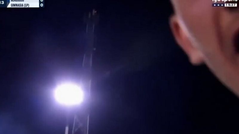 جنون الملاعب.. مشجع يخطف الكاميرا خلال بث مباشر لمباراة (فيديو)