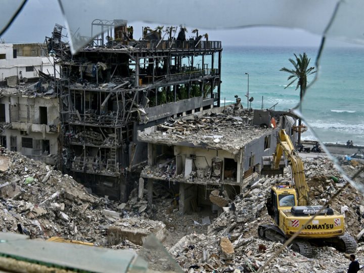 الجيش الإسرائيلي يقتل 9 لبنانيين وينفذ عمليات نسف في جنوب لبنان