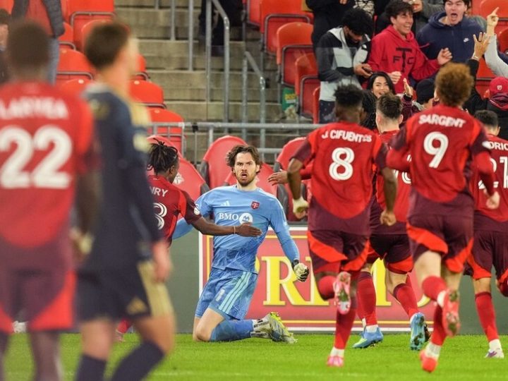 شاهد.. حارس مرمى يحرز هدفا “قاتلا” بتسديدة رأسية