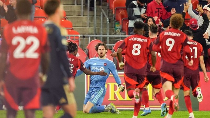 شاهد.. حارس مرمى يحرز هدفا “قاتلا” بتسديدة رأسية