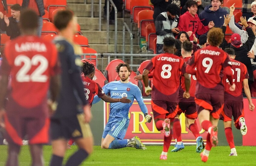 شاهد.. حارس مرمى يحرز هدفا “قاتلا” بتسديدة رأسية