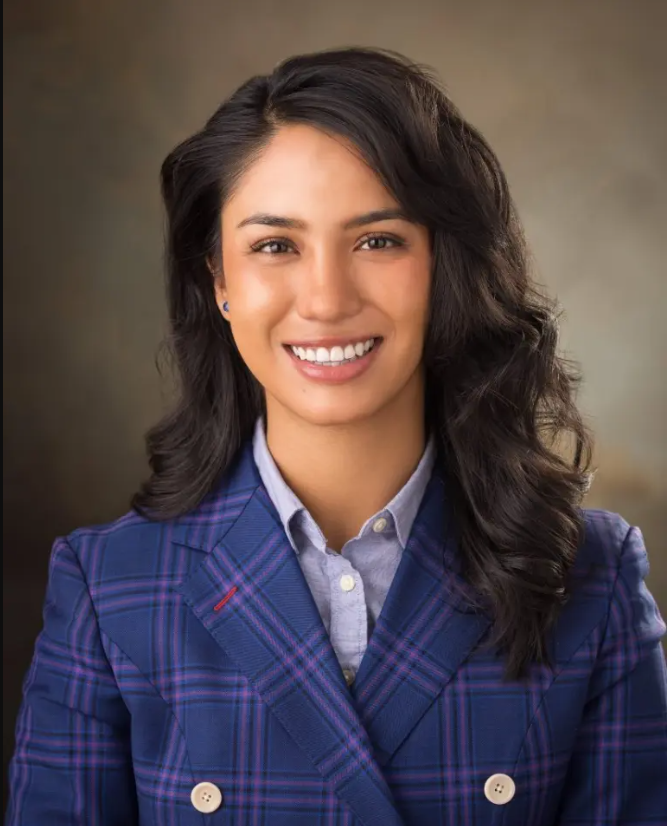 “لن أبتعد حتى تقبّليني!”.. اتهامات جنسية صادمة من 4 نساء تلاحق مرشحة للكونغرس الأمريكي