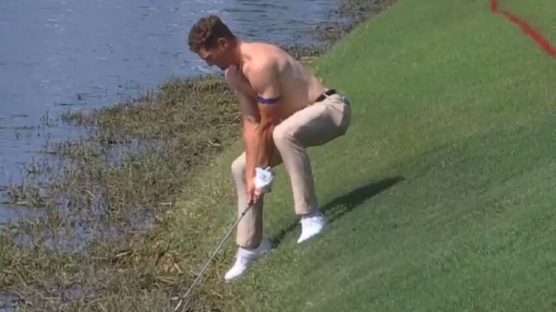 زاد الطين بلة.. لاعب غولف يخلع قميصه في موقف محرج (فيديو)