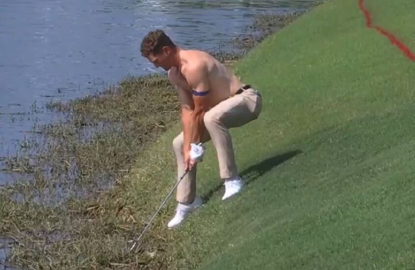 زاد الطين بلة.. لاعب غولف يخلع قميصه في موقف محرج (فيديو)