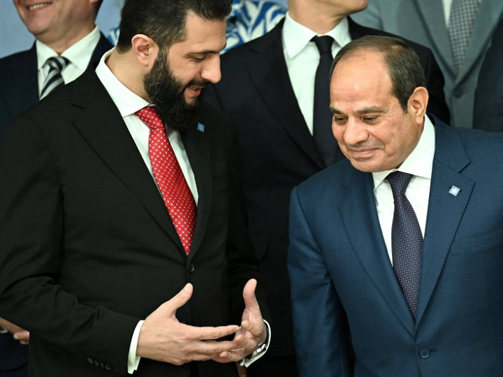 إعلامي مصري شهير يعلق على لقطات السيسي والشرع المثيرة للجدل: “شوفتوهم وهم بيفطروا؟”