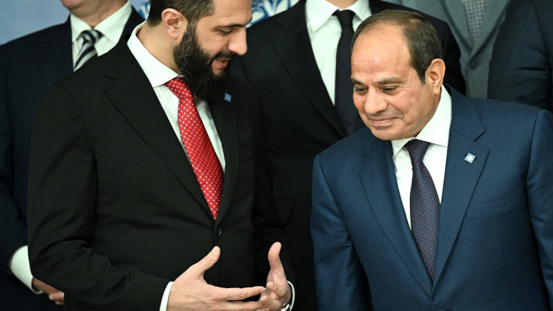 إعلامي مصري شهير يعلق على لقطات السيسي والشرع المثيرة للجدل: “شوفتوهم وهم بيفطروا؟”