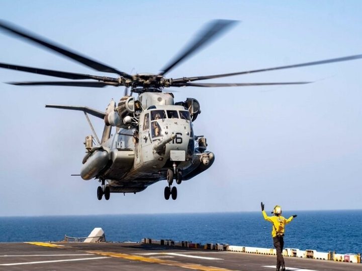 البحرية الأمريكية تعلن اعتراض سفينة إيرانية كانت متجهة إلى إيران