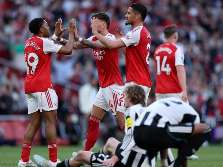 أرسنال يهزم نيوكاسل ويستعيد صدارة الدوري