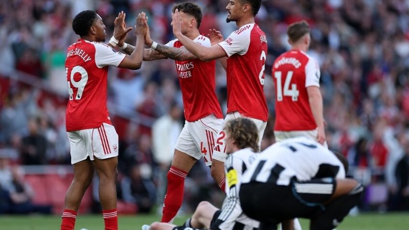 أرسنال يهزم نيوكاسل ويستعيد صدارة الدوري