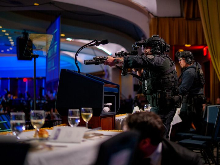 فيديو يعود للواجهة.. المسلح منفذ إطلاق النار في عشاء مراسلي البيت الأبيض كان يوما بطلا! (فيديو)
