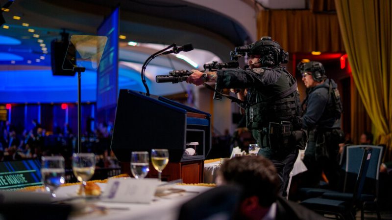 فيديو يعود للواجهة.. المسلح منفذ إطلاق النار في عشاء مراسلي البيت الأبيض كان يوما بطلا! (فيديو)