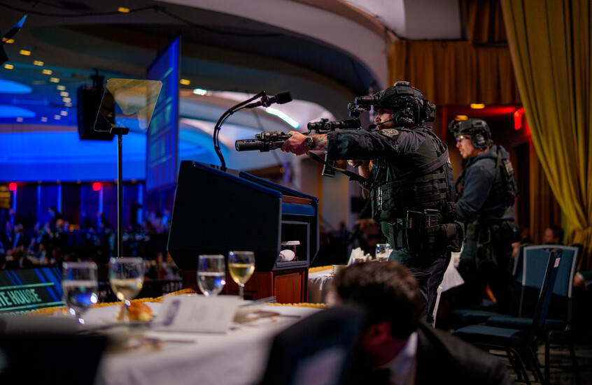 فيديو يعود للواجهة.. المسلح منفذ إطلاق النار في عشاء مراسلي البيت الأبيض كان يوما بطلا! (فيديو)