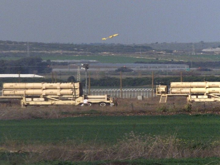 موقع واللاه العبري: أزمة نقص حادة بالصواريخ الاعتراضية في إسرائيل رغم صفقات التسلح الضخمة