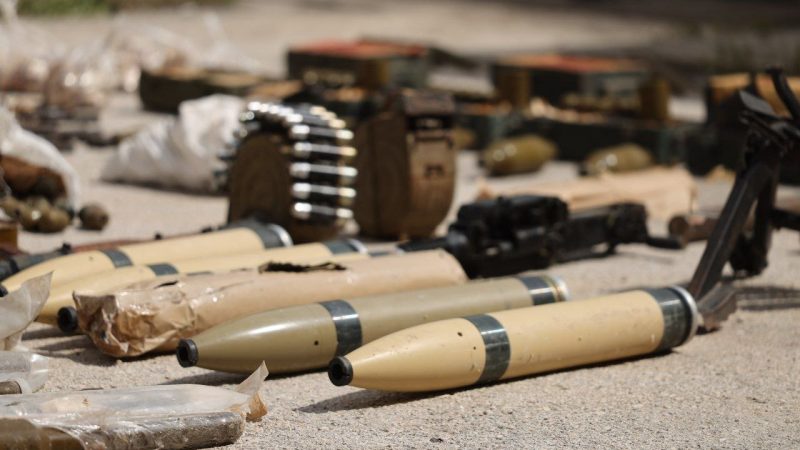 سوريا.. تفكيك خلية إرهابية وإحباط مخططاتها وسط البلاد ومصادرة كمية كبيرة من الأسلحة (صور)