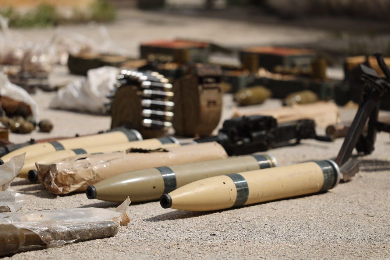 سوريا.. تفكيك خلية إرهابية وإحباط مخططاتها وسط البلاد ومصادرة كمية كبيرة من الأسلحة (صور)