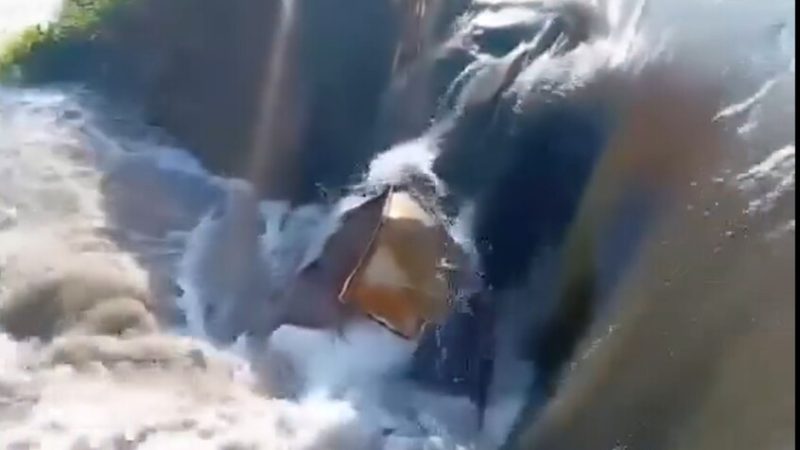 سدّ بشري في ريف حلب.. الأهالي يواجهون انهيار سد السيحة بأجسادهم (فيديو)