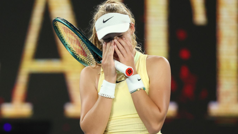 الروسية ميرا أندرييفا تذرف الدموع بعد فوزها الدرامي على بوندار في بطولة مدريد