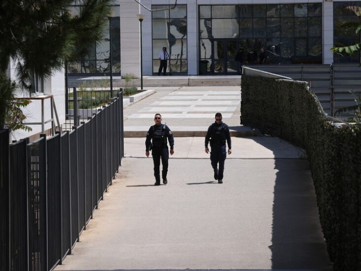 رجل في الـ89 ينفذ هجومين ببندقية صيد ويثير الذعر غرب أثينا (صور)