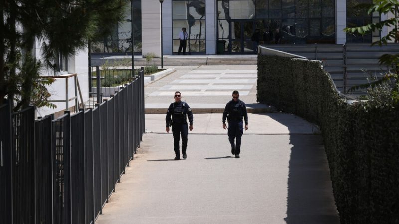 رجل في الـ89 ينفذ هجومين ببندقية صيد ويثير الذعر غرب أثينا (صور)