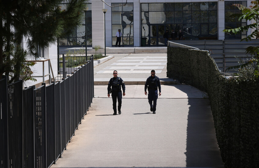 رجل في الـ89 ينفذ هجومين ببندقية صيد ويثير الذعر غرب أثينا (صور)