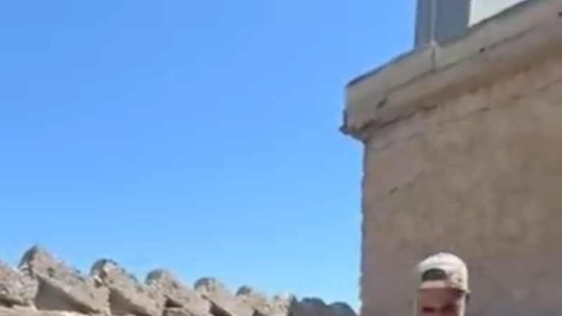 سوريا.. حارس موقع هرقلة الأثري يعيد كنوزا أثرية أخفاها 12 عاماً لحمايتها في الرقة (فيديو)