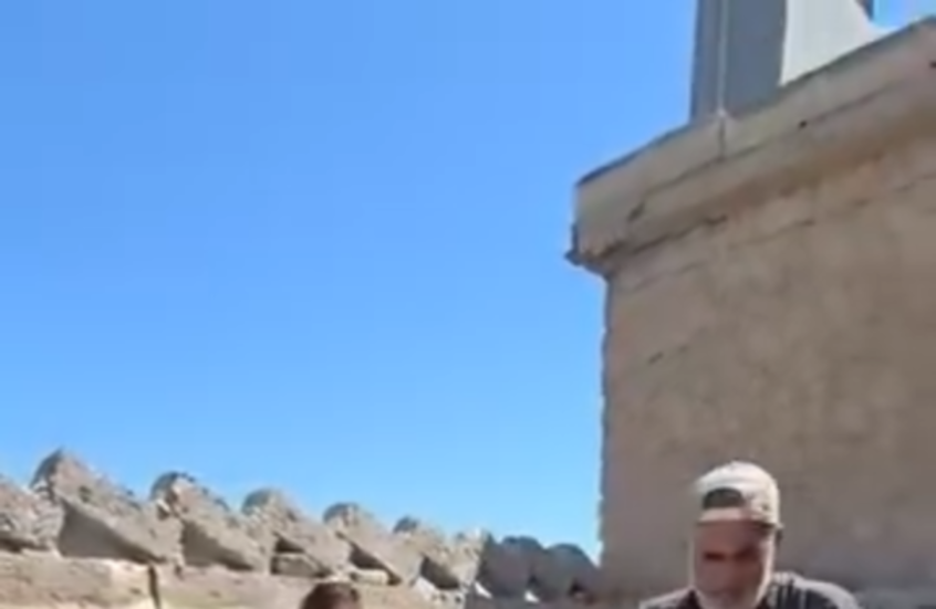 سوريا.. حارس موقع هرقلة الأثري يعيد كنوزا أثرية أخفاها 12 عاماً لحمايتها في الرقة (فيديو)