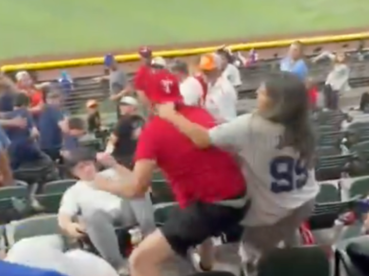 لقطات صادمة من المدرجات الأمريكية توثق معركة جماهيرية عنيفة خلال مباراة “يانكيز” و”رينجرز”(فيديوهات)